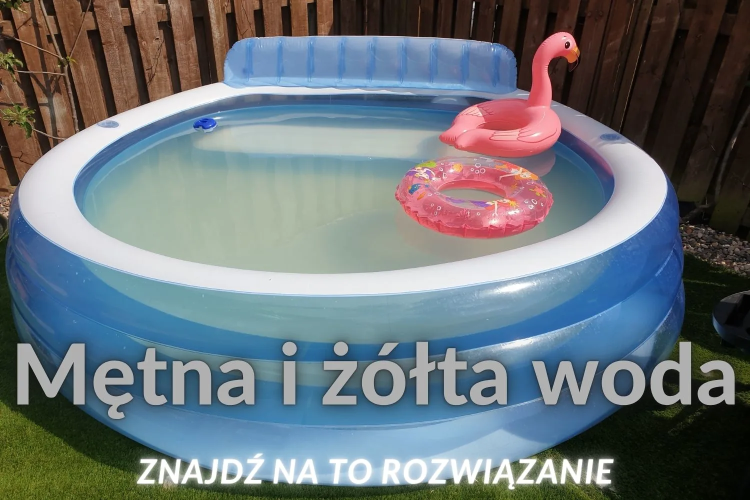 Mętna żółta woda w basenie